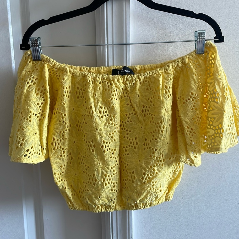 size S Lulu’s off the shoulder crop top